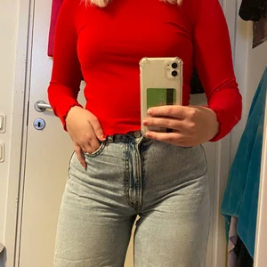 tröja med volang - röd långärmad tröja med volang från ginatricot, storlek s. använd ca 2 ggr så i väldigt bra skick! 💕