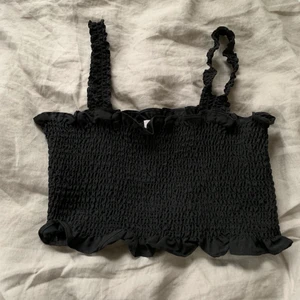 Räfflig topp - Ett jättesnyggt linne med volanger och i ett räfflat material. Rätt så kort modell men sitter väldigt bra. 