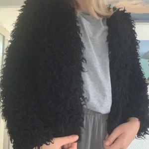 Fluffig pälsjacka  - En svart pälsjacka som kommer från H&M man kan knäppa den jackan 