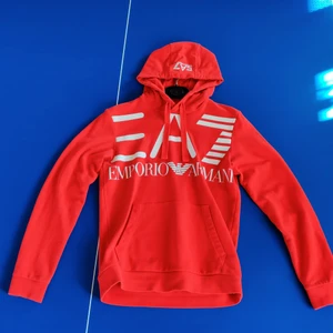 EA7 Röd Hoodie - Röd EA7 hoodie köpt på zalando för 1000Kr.                                                                Använd några gånger men i nyskick 10/10.                                                                          Storlek XS, passar 165 - 175. Såklart äkta. Dm för fler bilder!                                  Pris kan diskuteras vid snabb affär.