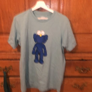 Kaws tishirt  - Hej säljer min kaws tishirt, storlek M. Säljer den eftersom jag inte använder den och har knappt gjort det! Hör av er om ni har några frågor.