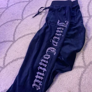 Juicy couture  - Hej! Säljer dessa juicy byxor, aldrig använda endast provat. Storlek M men sitter som S. Tar gärna emot bud, när många skriver💜
