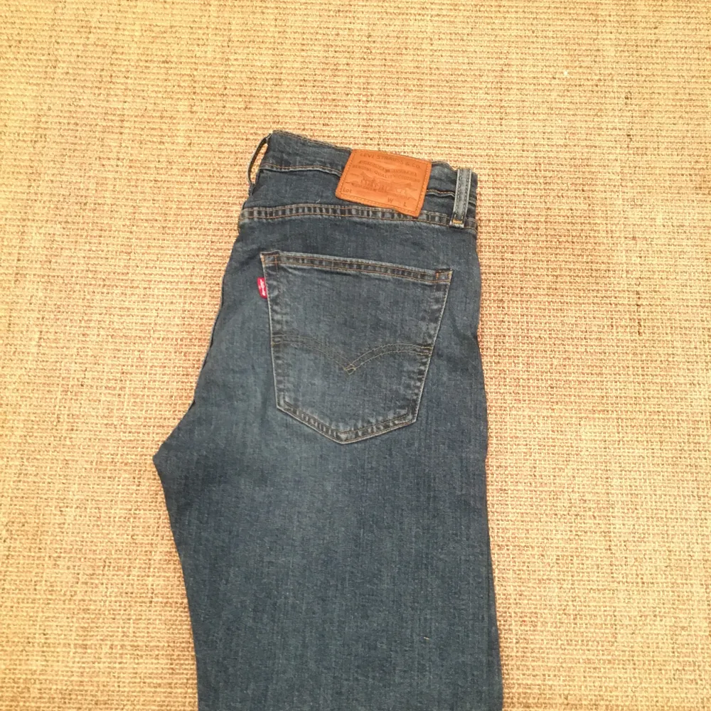 Levis 502 - stl 33/32, säljer pga inte använder längre. Byxorna är använda några få gången men är fortfarande i fint skick. Jeans & Byxor.