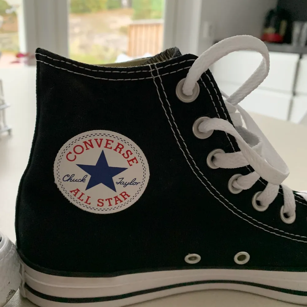 Säljer dessa supersnygga och trendiga Converse som tyvärr var lite för stora för mig🤍 Endast använda 1 gång och är i fint skick. Skor.