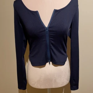 Marinblå tröja - En super fin marinblå tröja med dragkedja som man kan ha hur man vill och sen är den lite längre fram än bak