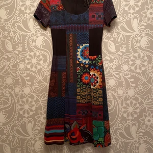 Desigual klänning i storlek XS - Nästintill i nyskick, använd 2 gånger därefter hängt i min garderob. Tyget är lite mocka-aktigt, mjukt. Mycket snygg 🤩 