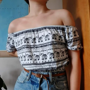 Boho topp - Söt boho-inspirerad offshoulder-topp med elefantmönster. Från H&M x Coachella.