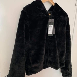 Only fur hooded jacket- Nyskick stl M - Säljer min oanvända super lena ONLY jacka som behöver ett nytt hem och är inköpt för 559kr förra hösten, men som tyvärr aldrig kom till användning. Jackan har en stor och mysig huva och två fickor på sidan av jackan, stängs med en dragkedja.🥰 Storlek M men passar perfekt på en S också för en mer oversized känsla. Vid mer bilder eller frågor är det bara att skriva privat!💕