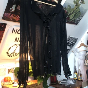 Mesh ”kofta” - Jätte fin mesh ”kofta” som tyvärr aldrig kommit till användning:/ Några lösa trådar, annars i fint skick! Står ingen storlek men skulle säga XS-M:) Köparen står för frakten <3