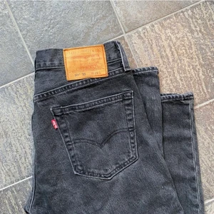 Vintage Levis 501 jeans W29 - Lägger ut igen. Storlek W29. Skulle säga att de sitter som en 36/ en liten 38 för jag har storlek 40/42 i jeans och dom är alldeles för små för mig. 