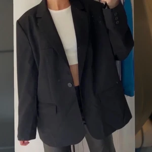 XL - Super snygg kavaj från Bikbok i storlek XL. Men jag som är i vanligtvis S så passar denna super bra som ni ser på bilden. Super snyggt om man gillar lite mer oversize!!🤩🤩Frakten står köparen för! 