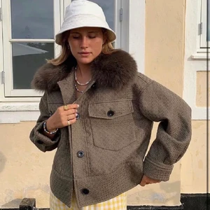 Meotine jacka - Säljer min fantastiska meotine jacka i storlek S/M! Så fin fårg som inte säljs längre. Super fint skick, något nopprig men dessa jackor blir väldigt lätt det, men inget som man tänker på eller som är märkbart❤️ högsta bud 2500kr jackan är EJ SÅLD” råkade markera