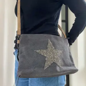 Superfin väska från ”Prado Condado” med en glittrig stjärna på🌟 Helt oanvänd!! ❗️Kolla profilen för att hitta bla lågmidjade jeans och boots❗️