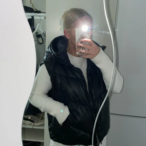 Väst med luva - Supersnygg väst ifrån Zara. Säljer då jag inte längre använder den tyvärr.