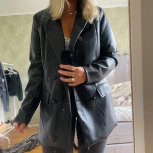 Skinn blazer  - Intressekoll på denna Jättefina oanvänd skinn blazer. Skriv vid frågor eller för fler bilder 