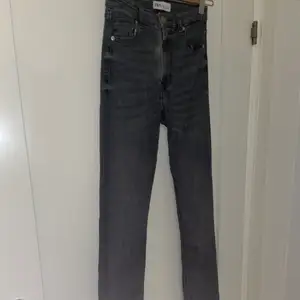 Gråa jeans från zara med slits på sidorna. Tyvärr för liten för mig så kan inte använda dom.😕 Pris kan alltid diskuteras💞