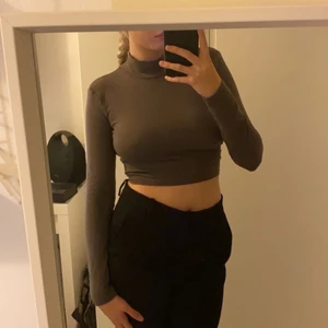 Grå topp men öppenrygg - Jätte snygg grå topp men öppen rygg från bikbok men halterneck. Endast använt den ett antal gånger och den är i bra skick. Skicka vid intresse. Säljer för 100kr + frakt Om det är flera som är intresserade för ni buda om högsta pris❤️