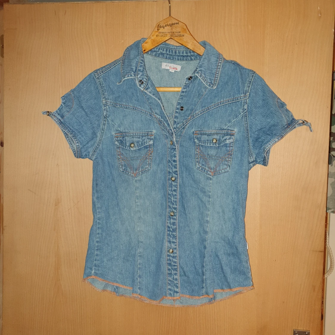 Snygg jeans skjorta med snygga detaljer