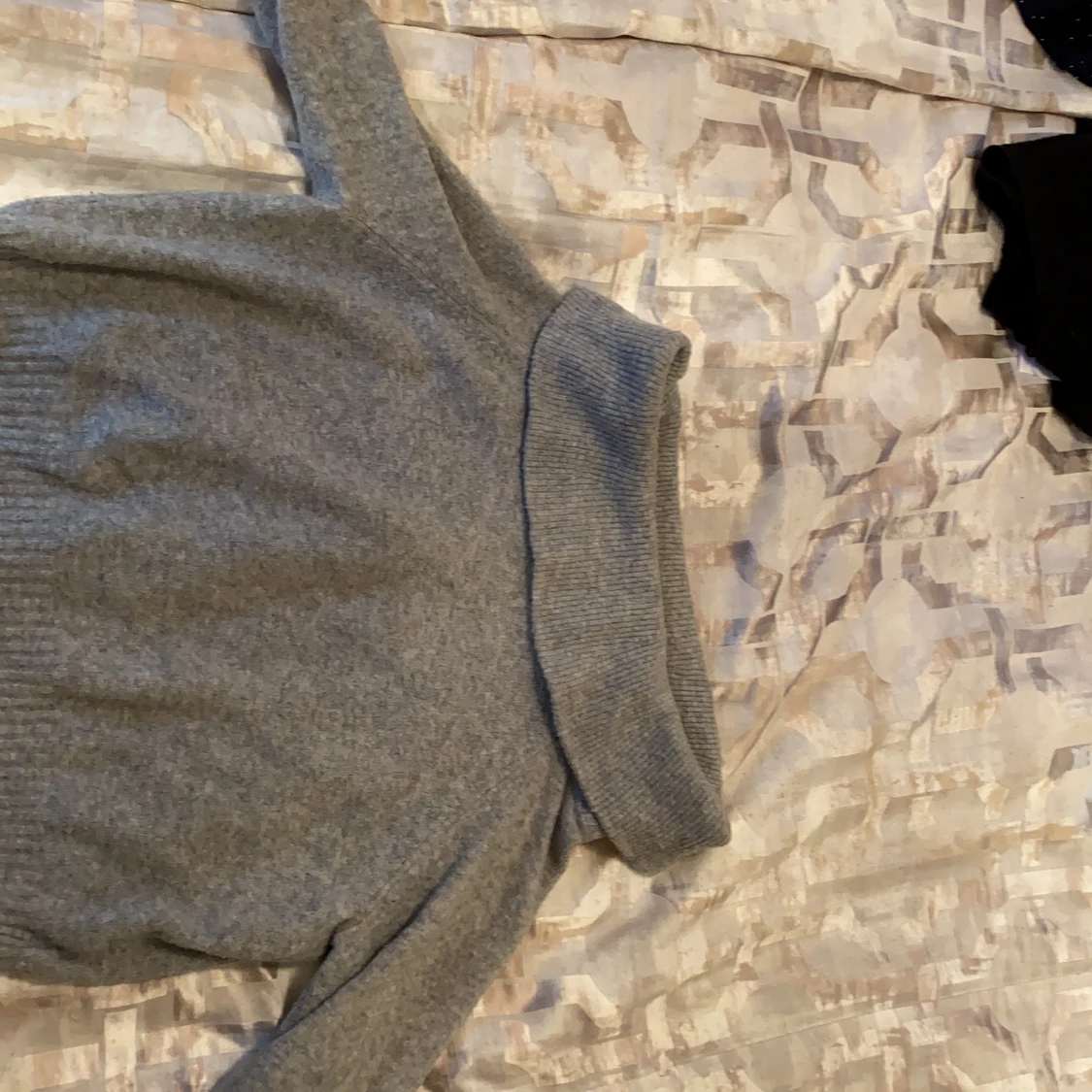 Stickad tröja, bar axlad.