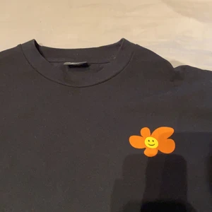 Oversized tröja med tryck - Storlek L då den ska sitta löst. Använd typ 5 gånger och väldigt bra skick, skitsnyggt tryck bak