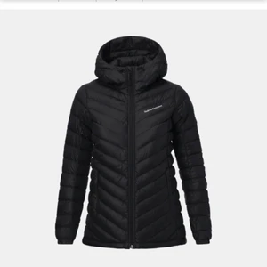 Peak Dunjacka  - Säljer min svarta peak performance dun jacka. Använd bara en vinter så är i fint skick💘 Nypris 2700kr     FRAKT INGÅR, dam modell