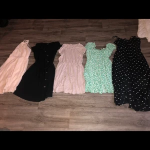 5 st klänningar 150kr för ALLA - Blandade klänningar strl XS/S och 34/36. Från bland annat H&M, Gina Tricot, Nelly, Vero Moda.