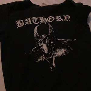 Bathory bandmerch  - Säljer denna då den ej kommer till användning. Köptes för 349 säljes för 100kr+frakt den är i storlek M