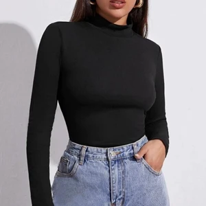 Ribbad tröja - Säljer denna ribbade svarta långärmade tröjan som är nyskick och inte använd! För fler bilder på detaljer eller allmänt frågor, hör av er gärna 🥰💕