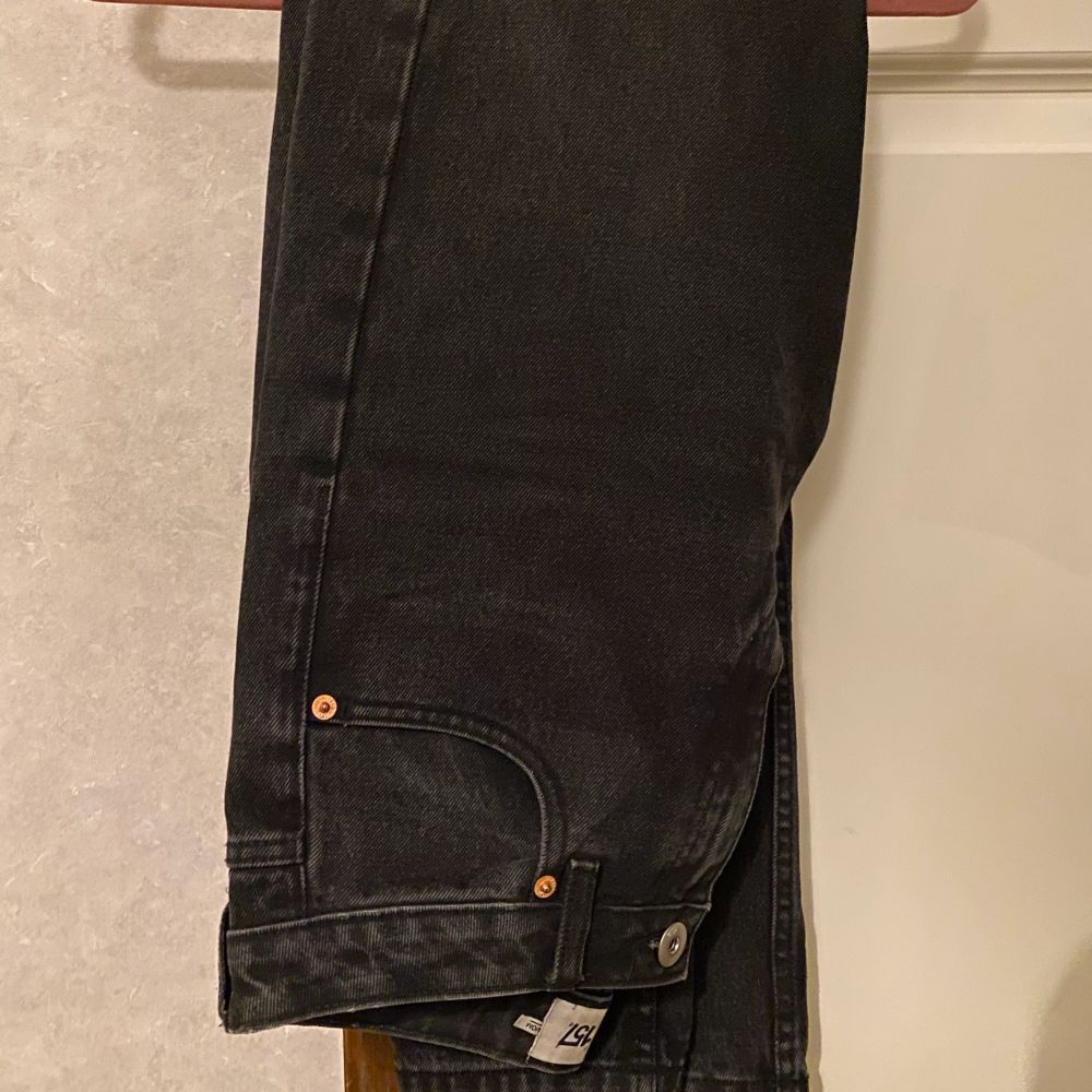 Svarta Mom jeans från Lager 157. Är i storlek S. Dessa är använda ett fåtal gånger och därmed i mycket gott skick. Kontakta mig vid frågor eller intresse. Köparen står för frakt.🤍. Jeans & Byxor.