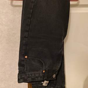 Svarta Mom jeans från Lager 157. Är i storlek S. Dessa är använda ett fåtal gånger och därmed i mycket gott skick. Kontakta mig vid frågor eller intresse. Köparen står för frakt.🤍