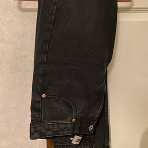 Mom jeans svarta - Svarta Mom jeans från Lager 157. Är i storlek S. Dessa är använda ett fåtal gånger och därmed i mycket gott skick. Kontakta mig vid frågor eller intresse. Köparen står för frakt.🤍