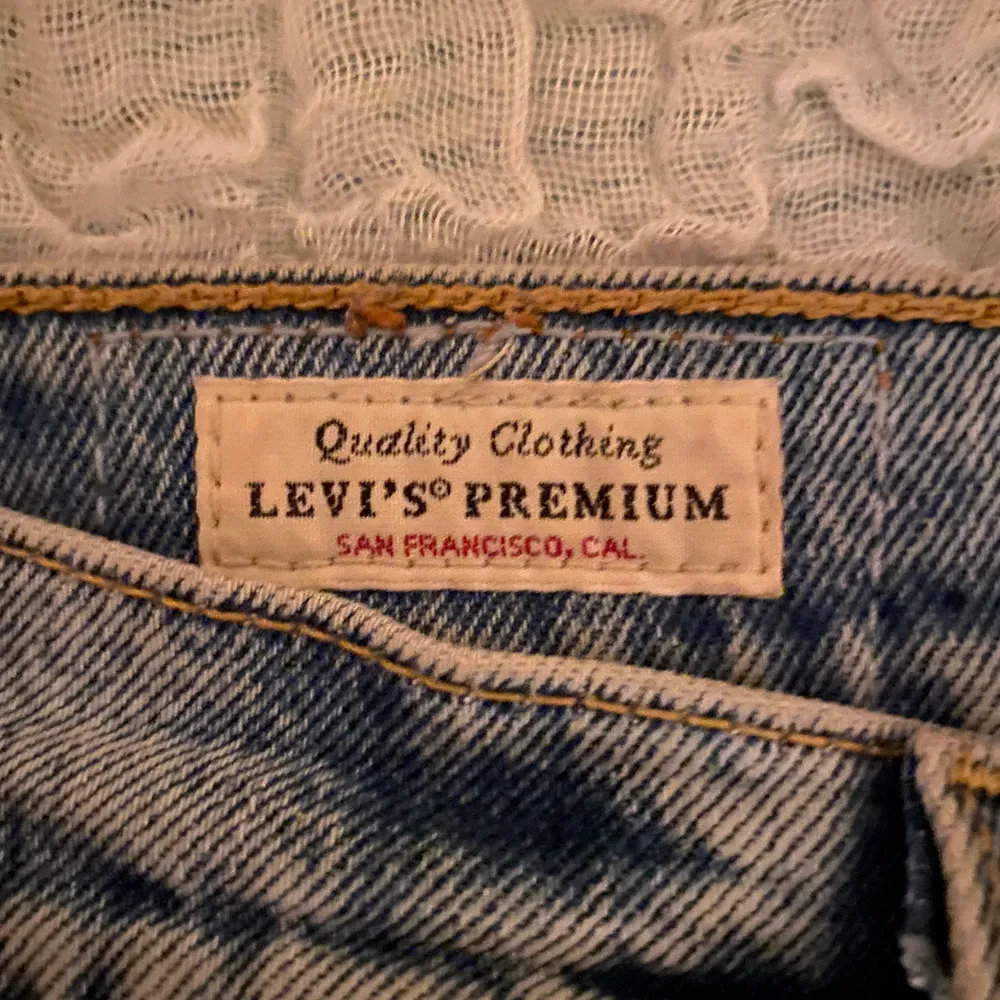 Ett par ljusblåa jeans från Levis. Skulle säga att storleken är S. De går ner till ankeln på mig som är 165. Är använda men är i mycket bra skick. Pris går att diskutera. Kontakta vid frågor eller intresse. Köparen står för frakt.🤍. Jeans & Byxor.
