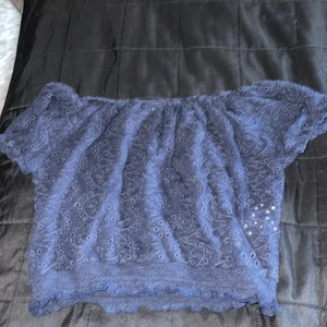 Offshoulder topp från Hollister - Säljer denna fina offshoulder topp från hollister. Är i storlek Xs men passar mig som har M/38. Mörkblå fin färg. Köpt för länge sen. Fint mönster men ”hål”/pets i.