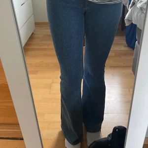 Jeans - Bootcut jeans med låg midja. Nyskick från Mango originalpris 800kr. Storlek 34, passar 32 samt eventuellt storlek 36. Jag är 167 cm. Frakten står för köparen eller mötas upp i Växjö 