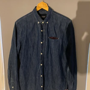 Scotch and Soda Skjorta - Mörkblå i jeansliknande utstyrsel. Sparsamt använd