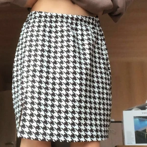 Rutig kjol! - Detta är en jätte fin kjol som är alldeles för stor för mig tyvär! På den första bilden så ser ni hur den ser ut på mig! Alldeles för stor! Och på dom andra bilderna så ser man hur den ska se ut! Den är verkligen super fin på om man kan klä den!