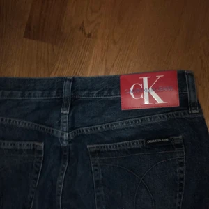 Calvin Klein ”Baggy” byxor  - Säljer Calvin Klein byxor i mycket bra skick. Storlek är 31/32 det är även uppsydda hos en skräddare så det är något kortare i benen. 