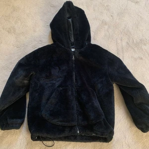 Fluffig björnjacka  - Har kanske använt den två gånger,helt ny inga fläckar elr något annat.Den är jättevarm och skön passar alla.Frakten betalar man själv !! 