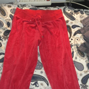 röda mjukis byxor  - Ett par röda mjukis byxor från Cubus.