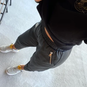 Faux Leather byxor - Kollar intresset på mina älskade älskade läder-imitation byxor, svarta med dragkedjor på fickorna. Extremt snygga och sköna! Jag är 168cm lång och de är i strl S. 💫