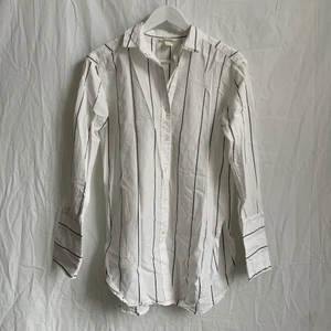 Randig skjorta! - Vit/ mörkgrå randig skjorta från H&M. Är oversized så skulle säga att den passar även S. 