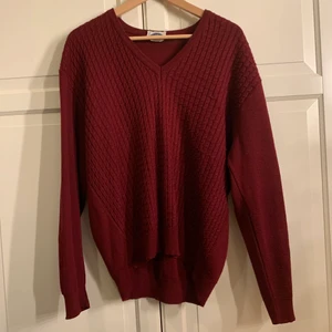 Stickad tröja  - Vinröd stickad tröja. Vet ej märke. Står inte storlek men skulle säga m/l. 90kr + frakt🌸🌸