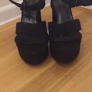 Bershka svarta klackor  - Svarta klackor, använd bara en gång.