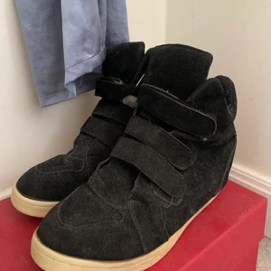 Isabel marant inspirerade skor strl 38 - Säljer dessa skor som är isabel marant inspirerade! Så snygga och trendiga😍😍😍strl 38