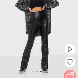 Skinnbyxor - Säljer även dessa skinnbyxor från Nelly, samma modell som de bruna fast i svart. Även dessa har blivit för små för mig tyvärr, skitnsygga💞skriv för fler bilder🙌🏼🌸
