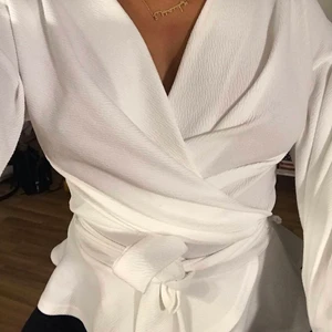 Vit tröja - Vit tröja som man knyter