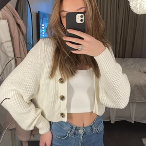 Kofta - Stickad kofta från ginatricot. Använd ett fåtal gånger, superfint skick! Passar mig som vanligtvis har XS/S💕