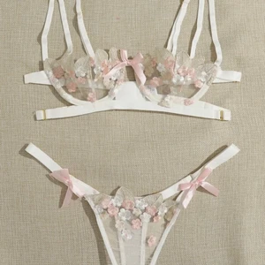 Underkläder  - Söt underklädesset som var inget för mig. För bilder på detaljer eller frågor, hör av er gärna 🤍