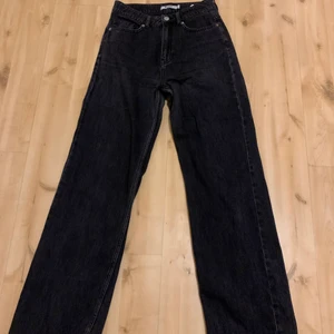 Nakd jeans - Säljer dessa Nakd jeans i rak modell, då de är lite små. Jag skulle säga att storleken passar en mindre 36 eller en 34 ☺️ Frakten är inkluderad i priset! 💕