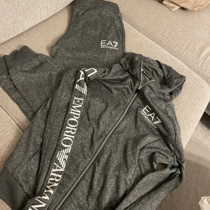 Tränings set  - Set med huvtröjor och byxor från Armani. Knappt använd. Pris är inklusive frakt. 